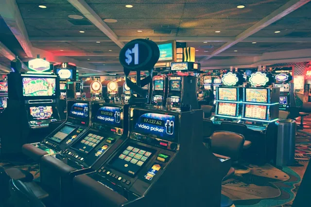 Dominieren von Deuces Wild: Fortgeschrittene Video-Poker-Strategien